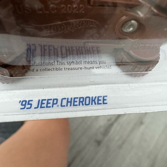 Hot Wheels '95 Jeep Cherokee White SUV Treasure Hunt HW Mud Studs 2023 - Picture 3 of 5